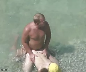 Pareja en la playa enfadó por hidden cam videos por no