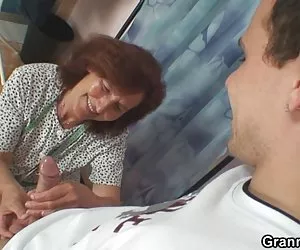 Él golpea vieja costurera desde detrás de porno xx